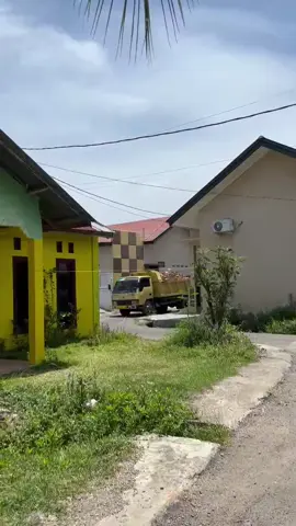 Proses pembuatan lorong pribadi, menggunakan taik batu di atas lahan bekas tsunami 