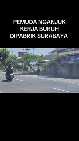 BURUH PABRIK WARGA NGANJUK DITEMUKAN TERLANTAR DAN NGELANTUR DI BABAT LAMONGAN  Siang ini kami melihat seorang pemuda jalan kaki,setelah kami tanya beliau bercerita bahwa sudah hampir seminggu jalan kaki dari surabaya menuju rumahnya di Bagor Nganjuk Jawa Timur .Mas Trio 21 tahun mengaku ndak bawa uang sehingga nekat pulang jalan kaki. Ditemukan pak purnomo siang ini didepan Bulog Babat Lamongan dan diajak berteduh sambil bercerita . Nama trio usia 21 tahun sudah sebulan kerja dipabrik plastik surabaya dengan gaji 2.5 juta .desa bodor kecamatan pace nganjuk karena kangen sama ibunya sehingga nekat pulang karena ndak punya bekal sehingga nekat jalan kaki . Trio memiliki empat bersaudara,anak terakhir dari pasangan suami istri Bapak Samijan dan Ibu situ . Omongan mas Trio masih melantur sehingga sengaja sementara dirawat dan tinggal diyayasan pak Purnomo sampai bener e bener ditemukan keluarganya di Nganjuk baru diantarkan atau dijemput pulang .