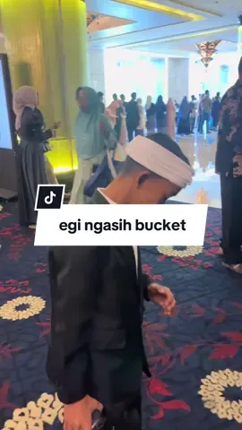 makasii egi dah ngasi bucket ke teh tita semoga kamu jadi anak yg sholeh makin rajin nabungnya, nurut sama semua org yaa gi, sehat selalu #kangdedimulyadi #omzeinbupatiaing #egitehtita #tehtita 