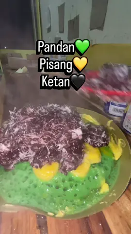 Pesanan Lagi Pandan💚+Pisang💛+Keju🤍 Ayo kita buatkan #terbulbangkaciptarasa #martabakketan #kulinermalang #terangbulanbangka 