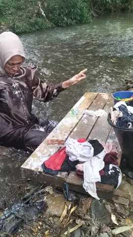 cuci baju pake kebaya..  #cucibaju #nyuci #kebaya 