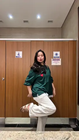 kl nyampe mall langsung melipir ke toilet dulu rapihin makeup & outfit 👀 #outfit #outfitideas #outfitinspo #OOTD 