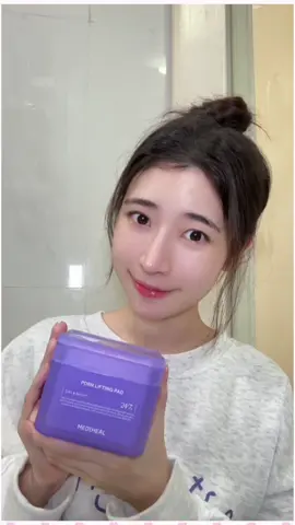 เนโมแพดสีม่วงตัวใหม่จาก Mediheal มาให้ลองใช้แล้ว!💜 รอบนี้ Mediheal มาพร้อมกับ Rose PDRN Pad ที่เน้นในเรื่องเรื่องรูขุมขน ผิวย่อนคลาย กับ ความยืดหยุ่นของผิว แพดเขาก็ใช้สนุกมากๆ ยืดได้เต็มที่เอามาลิฟต์หน้าบูสส่วนผสมได้เลย ใช้เสร็จแล้วผิวเรียบเนียนสุดๆ จึ้งขนาดนี้อยากให้ทุกคนไปลอง~😉 #โทนเนอร์แพด #MEDIHEALThailand #PDRN #tonerpad #แพดผิวเนียน