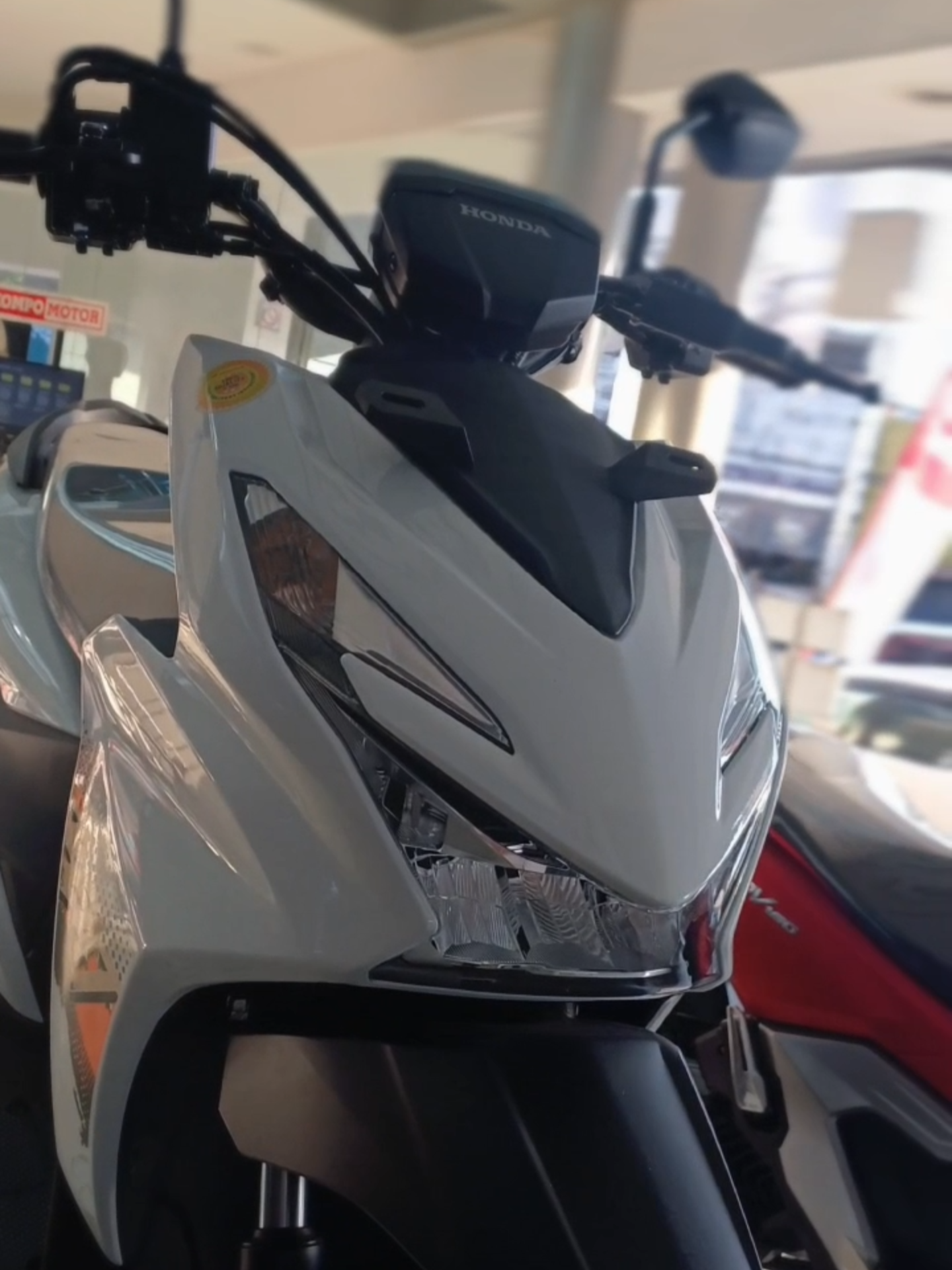 Mau dibawain dukun dari manapun tetep Honda Beat Street ini tetep jadi favorit dulur-dulur Honda yang suka riding tapi maunya nyaman dan simple. Karena Motor ini sudha dibekali dengan ban yang lebih lebar sehingga berkendara semakin nyaman. #KompoMotor #kompomotorpurbalingga #genahgampangturorapusing #hondapurbalingga #purbalingga #hondabeat #hondabeatstreet #beatstreet #hondabeat #street