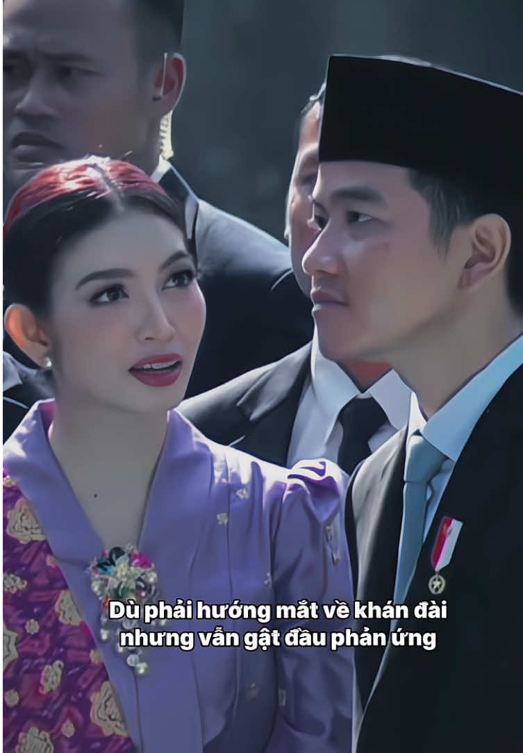 Chân nhân bất lộ tướng! Ánh mắt nghiêm nghị khi đối mặt với chính trường thật khác biệt với dáng vẻ gần gũi và thiện lành khi đến gần với nhân dân! Cùng một con người nhưng lại có nhiều dáng vẻ! Cùng một khuôn mặt nhưng làm con người ta bối rối khó đoán khi nhìn vào.  Người làm chuyện đại sự càng không để lộ biểu cảm càng khiến cho đối phương khó phán đoán để đối đầu! #gibran #gibranrakabuming #xuhuong #indonesia🇮🇩 