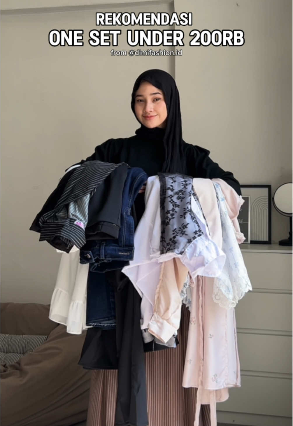 ( SPILL OUTFIT DI CAPTION 👇 ) Alamak paket ootd from @Dimifashion.id under 200K 😱 udah free sama jilbabnya pula. sekarang udah gak bingung lagi buat mix match karena udah dapat 1 set dan pilihannya banyak 😍. Detail outfit link  di bio profil :  one set 1 link no. B 271 one set 2 link no. B 274 one set 3 link no. B 275 one set 4 link no. B 272 one set 5 link no. B 276 one set 6 link no. B 273 cara order : klik link di bio profil aku -> lalu klik tanda 3 titik di atas pojok kanan -> lalu klik tulisan ( buka di browser ) -> lalu cari no. sesuai produk -> lalu klik order selesai