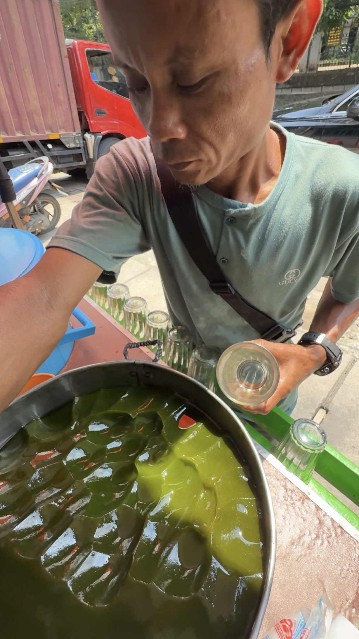 Sweet Refreshing Grass Jelly Drink in Indonesia 🔍 Business name  Es Cincau 📍Address Jakarta  💵 Price  Rp 7.000 /$ 0.40 USD