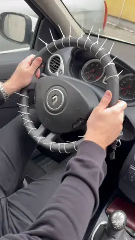 🛞 Ako ne znaš kako pravilno držati volan, evo ti mali podsetnik… ⚠️ Dodao sam “bodlje” tamo gde NE treba da dodiruješ 😅 ⬇️ Da vidimo – znaš li gde su ta mesta❓ #goviral #viraltiktok #fyp #foryou #video 