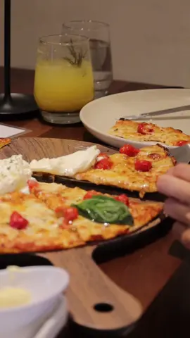 El plan perfecto existe: buena comida, buena vibra, y una mesa en Umberta 💫 #fyp #queretaro #comida #restaurant #experiencia 