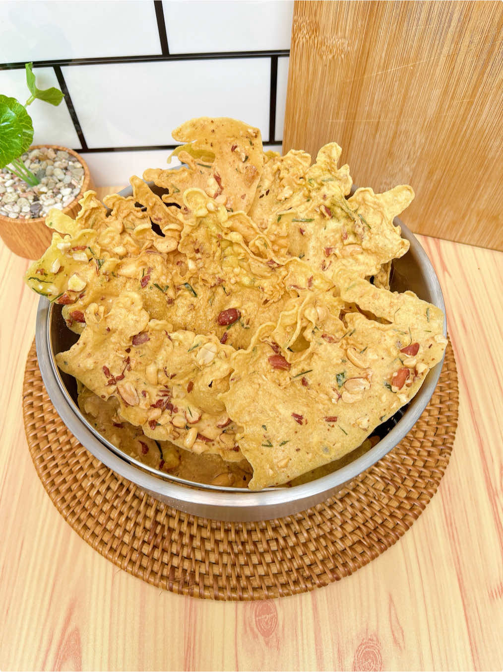 Resep 👇 - tepung beras 250gr  - santan 450 ml - butir telur 1 butir - garam 1 sdt  - bumbu Marinasi 1 sachet  - baput bubuk 2 sdt  - kacang tanah 100 gr - daun jeruk 10 lembar  #peyekkacang #reseppeyekkacang #peyek