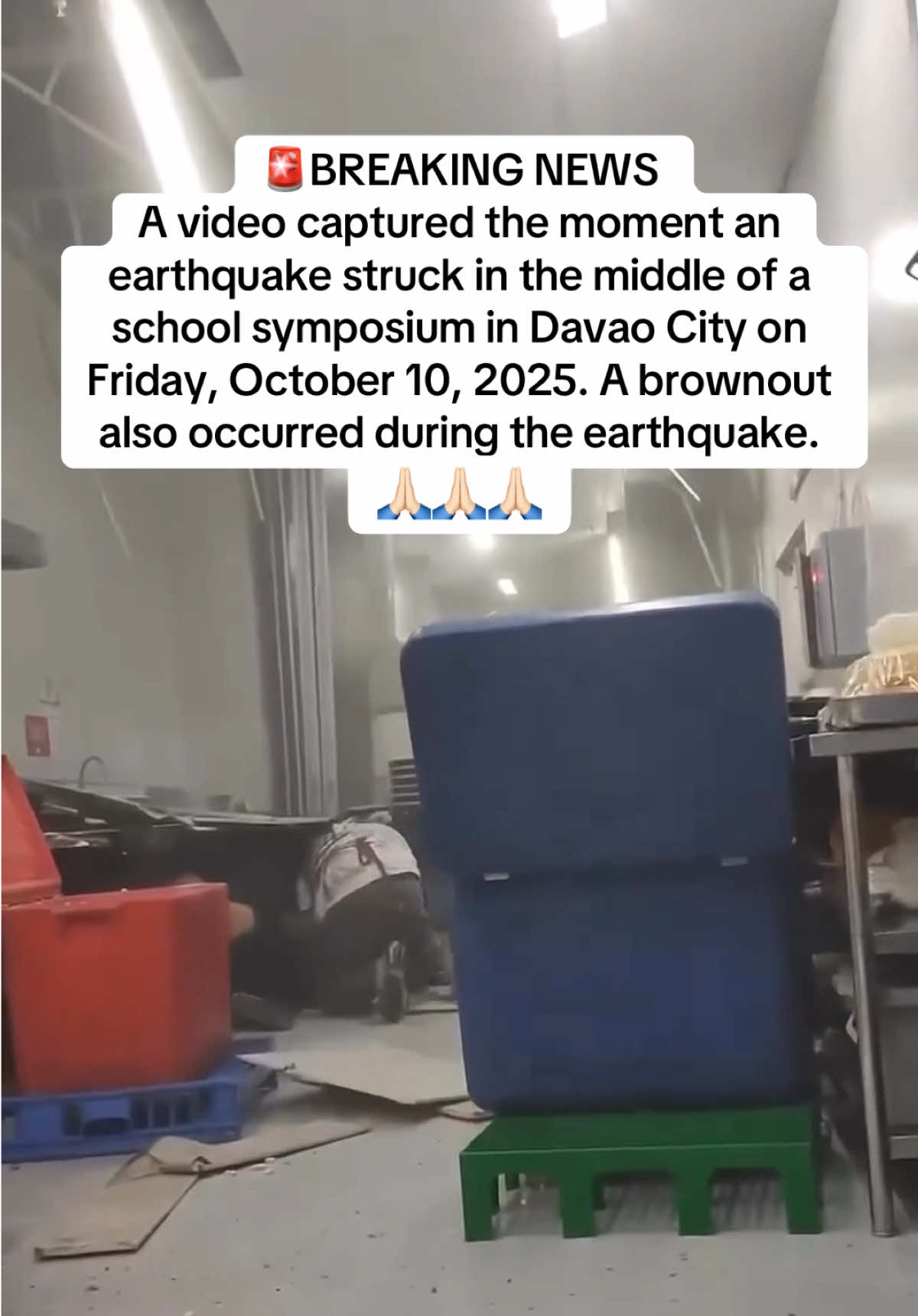 🚨BREAKING NEWS🚨 A video captured the moment an earthquake struck in the middle of a school symposium in Davao City on Friday, October 10, 2025. A brownout also occurred during the earthquake. #philippines #davaocity #earthquake #tsunami 