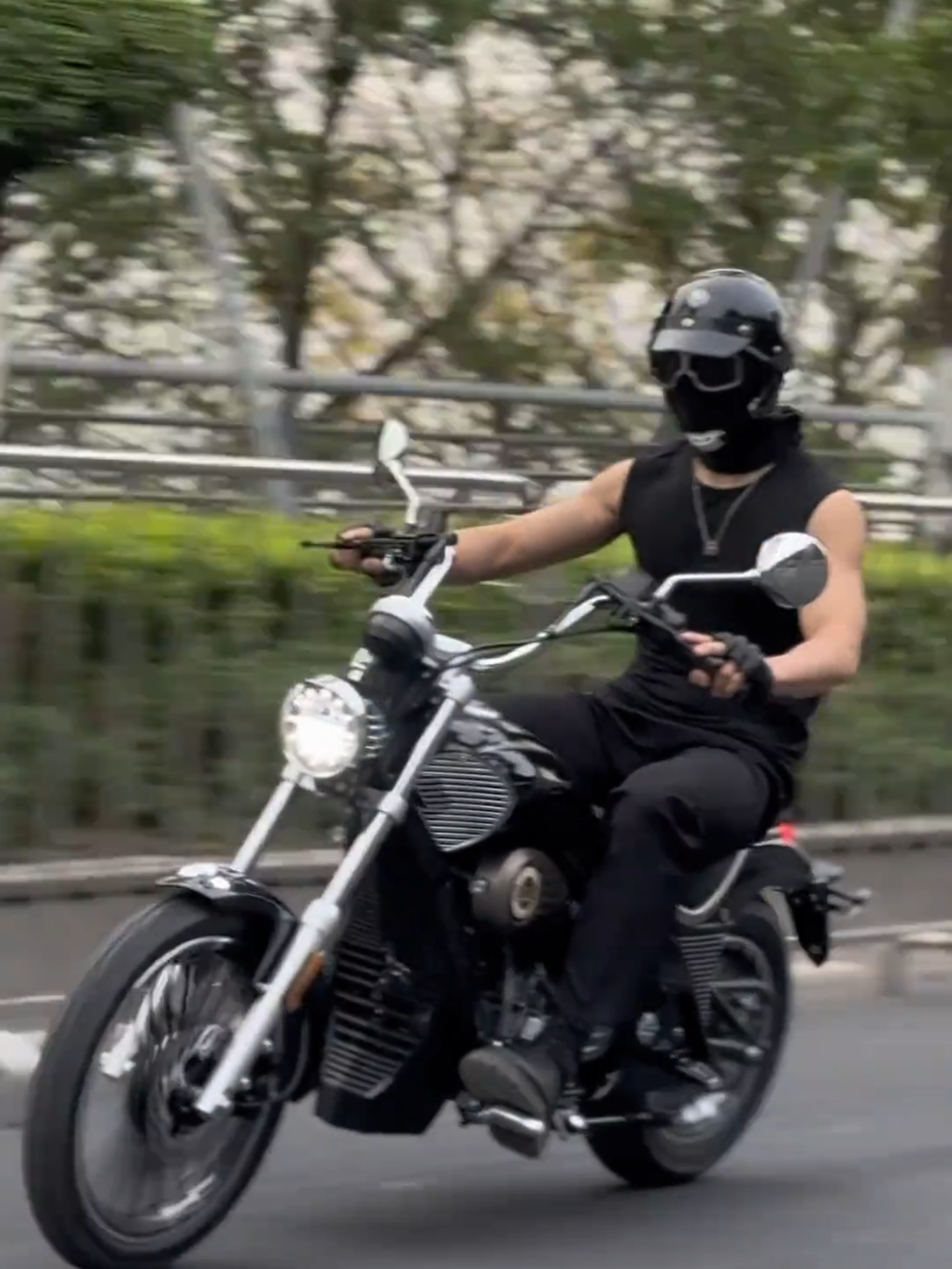 🔥 WMOTO CRUISER AMT 125 🔥 💰 Harga:RM 5,988 ✨ Cruiser CVT 125 Pertama di Malaysia ✨ Gaya moden, ringan dan praktikal — skuter harian dengan ciri premium pada harga mampu milik. ✅ Enjin 123.7cc CVT – lancar & jimat minyak ✅ Start elektrik penuh + transmisi automatik CVT ✅ ABS dua saluran untuk keselamatan maksimum ✅ Brek cakera depan & belakang ✅ Meter LCD digital ✅ Tempat duduk kulit (ketinggian 650mm) ✅ Penyerap hentakan belakang berkembar dengan beg udara ✅ Ekzos senyap ✅ Tangki minyak 6L 📏 Dimensi: 2127×819×1127 mm | Jarak roda: 1426 mm ⚖️ Berat: 113kg | Jarak ke tanah: 160mm 🛞 Tayar: Depan 80/90-17 | Belakang 140/70-13 👉 WMOTO CRUISER AMT 125 – mendefinisikan semula gaya cruiser di Malaysia! 📩 DM kami untuk tempahan sekarang! #shbikers #cyclone #yomi125 #cvt #cruisers #125cc #minibike #wmoto #CRUISERAMT125