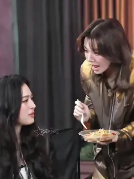 Hai người hạnh phúc cả công ty cười #linglingkwong #ormkornnaphat #lingorm #fst♡ #cgt🎼 @Lingling Kwong @ออมออมเอง:^D 