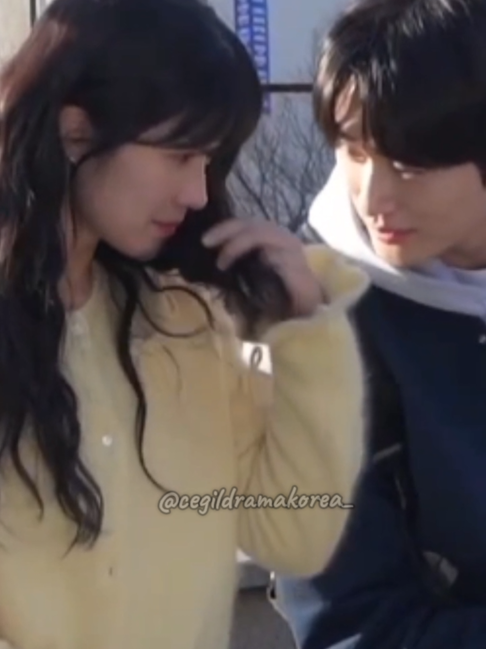 Maaf jadi leak lagi 😭🤣 bntr lg pasti dpt laporan dr netizen 😄 💙 : Aku boleh nganggur sayang? 💛 : andwee 💙 : Bajunya ga di kancing sayang? 💛 : Engga, mmg sengaja bgini kancing yg atas aja (di buka dong) kenapa kaget ya? 💙 : Wangi apa ini? wangi rambut sayang ya? 💛 : (Cium rambut sendiri, terus salbrutt) 😭😭😭😭 kerja ga kalian 🫵 . #lovelyrunner #kimhyeyoon #kdrama #byeonwooseok #김혜윤 