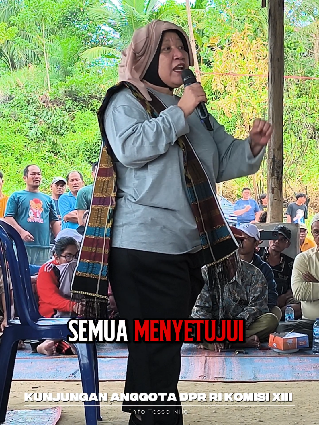 Idawati Situmorang, salah satu warga Tesso Nilo menyampaikan aspirasinya yang berjuang puluhan tahun, tetapi pada saat akan mencicipi hasil dari panenan kebun sawit nya barulah pemerintah mengklaim bahwa tanah miliknya adalah Tanah negara atau Kawasan Hutan Konservasi Taman Nasional. Aspirasi itu disampaikan dalam Kunjungan Anggota DPR RI Komisi XIII dengan Kementerian Hak Asasi Manusia (Ham) Kamis, 9 Oktober 2025. #infotessonilo #TessoNilo #KonflikAgraria #DPRKOMISIXIII #hjsitiaisyah 