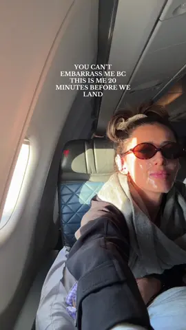 A lil jumpscare to wake the flight attendants 💁🏻‍♀️ #embarrassing #flying #slugging 