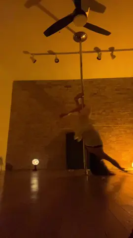 I never really post pole on my main so here’s some clips from tonight’s session :) #polesport #poledance #poledancer 