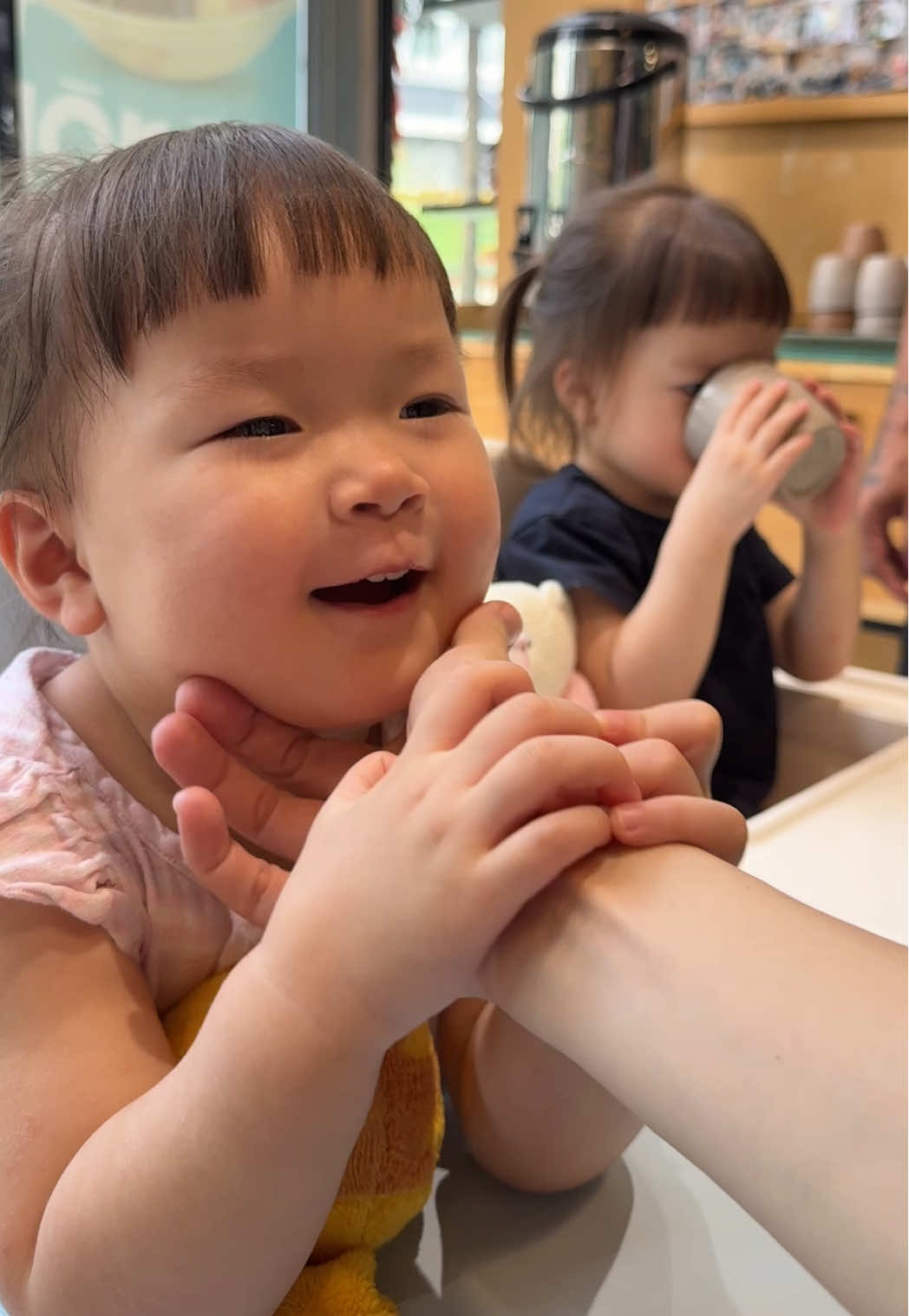 Yêu mẹ! 🥰 Ôi hai cô gái quá đỗi ngọt ngào của tôi ♥️♥️♥️ #uttwins #songsinh 