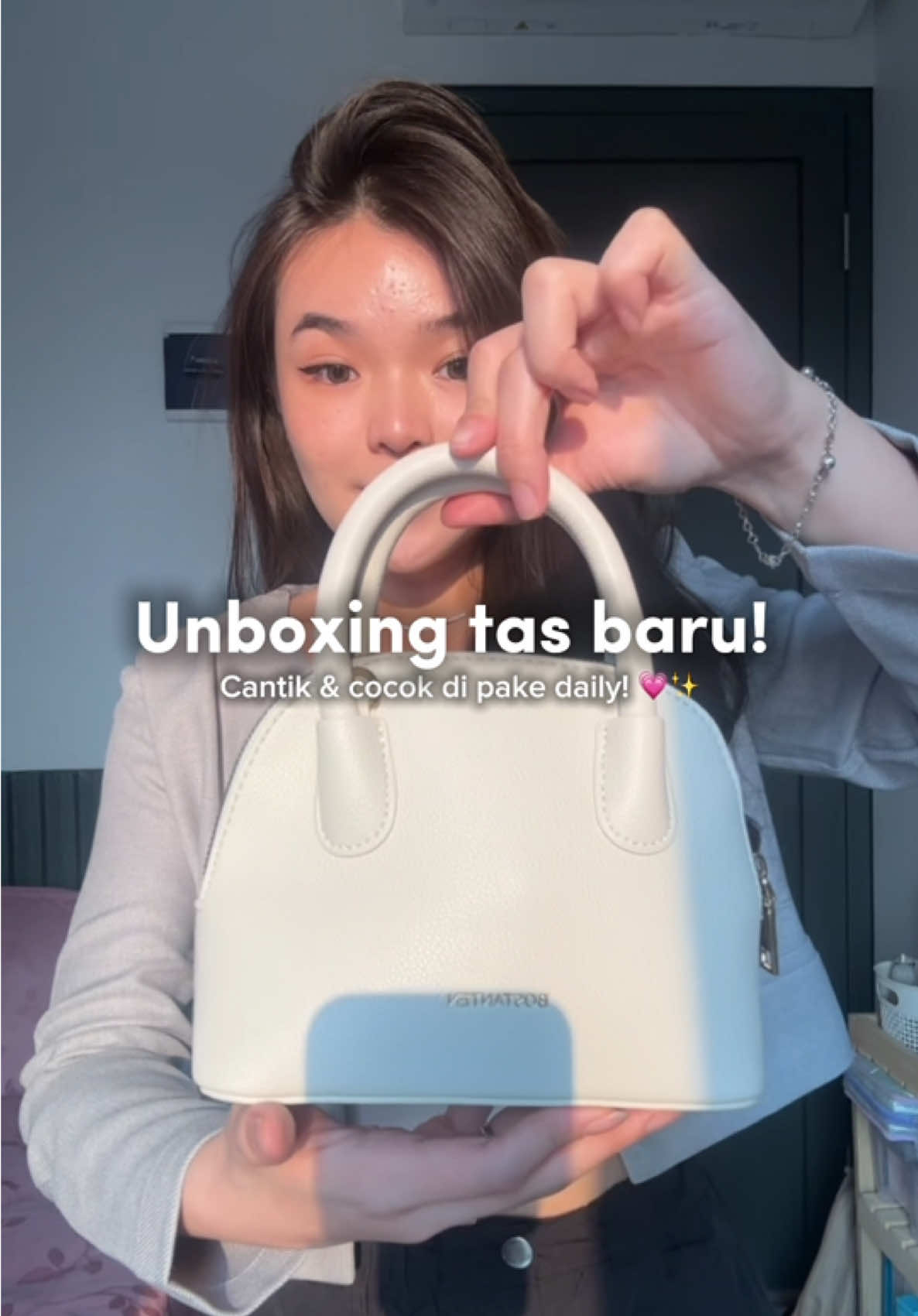 1 tas bisa dijadiin hand bag, should bag & sling bag! 🤩💗 bahannya premium, cocok dipake kemana aja! ada banyak warna, must have sii! 👌🏻 #bostanten #rekomendaitas #taswanita #rekomendasitaswanita #unboxingtas 