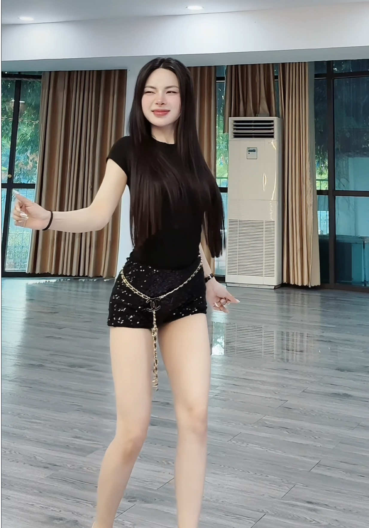 Uốn éo xíu  #LingBDance🎶 #dance #dancebar 