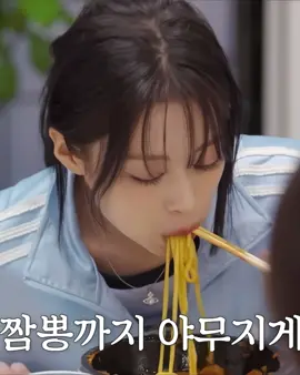 Ahyeon eating🥡  #mukbang #ahyeon #babymonster #hannies🥟 #fyp 