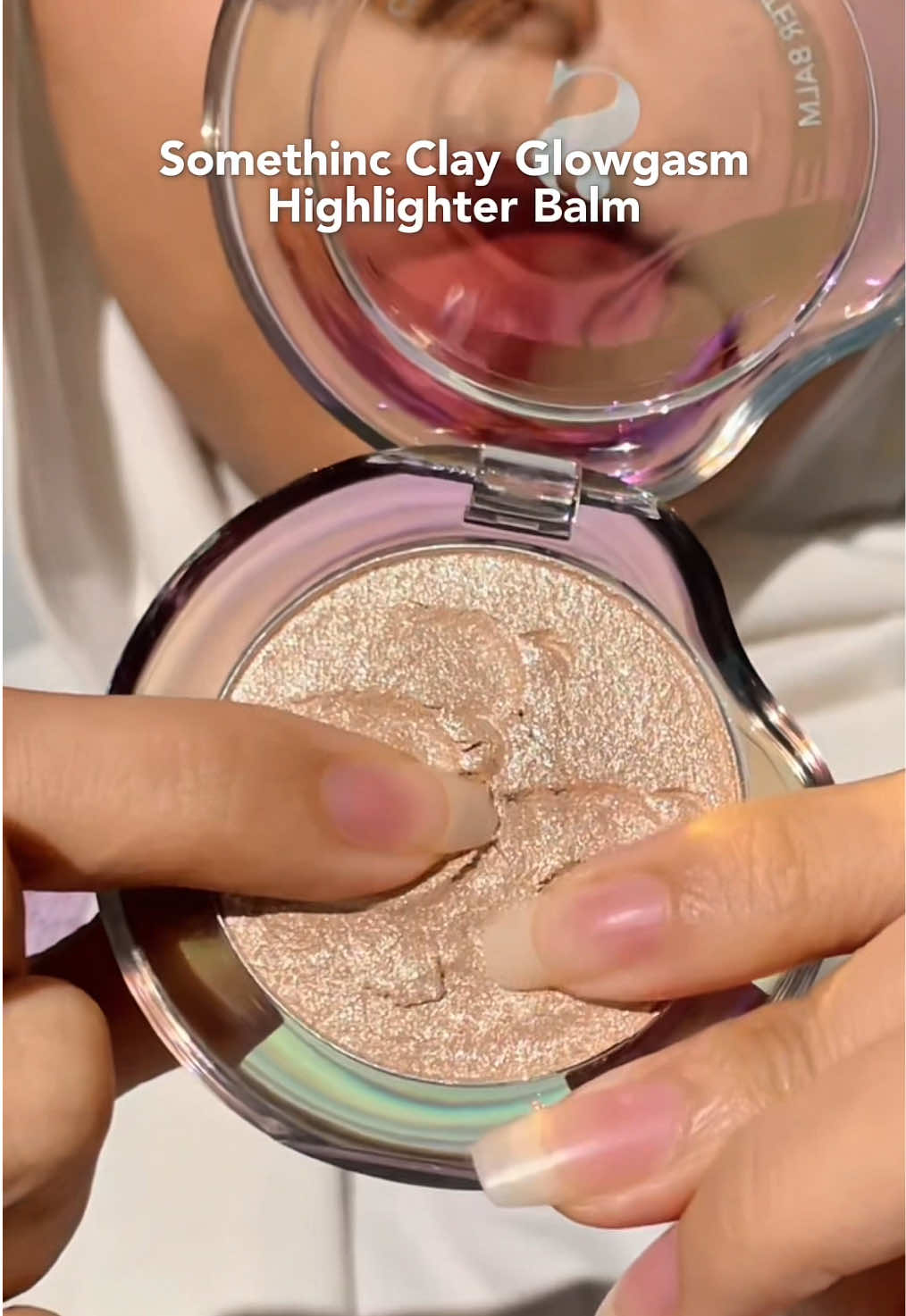 Look at that beautiful glow 😍✨ Have you try it? #somethinc #highlighter 