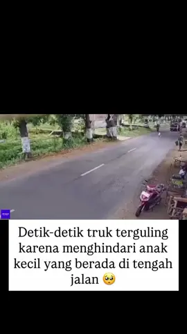 Detik-detik truk terguling saat menghindari anak kecil di tengah jalan. Jadi kalo sudah begini siapa yang salah? 🙃 #lakalantas #viral #fyp #akunbaru #reelsinstagram 