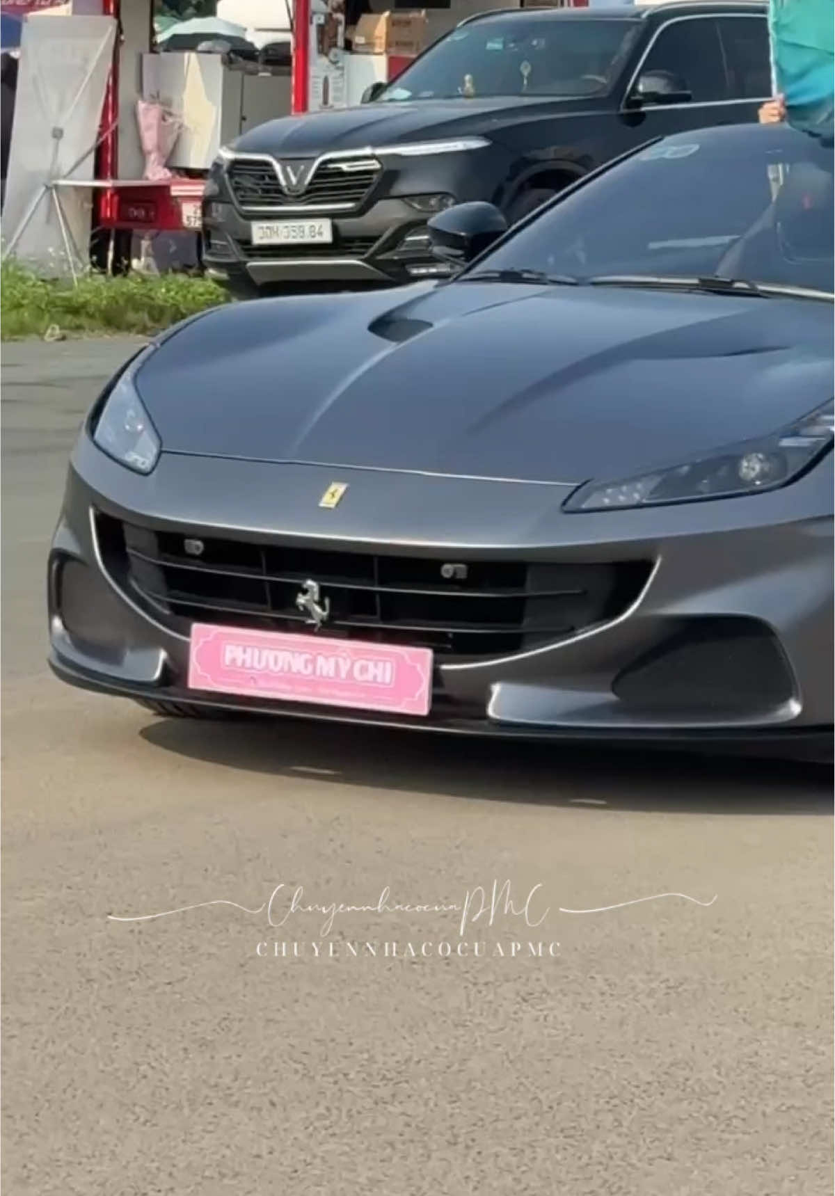 “Chú ngựa” Ferrari Portofino M đang “gầm” tại đường đua F1 ngay lúc này đây Tổ Cò ơiiii #PhuongMyChi #EmXinhSayHi #ConcertEmXinhSayHi #Roadshow #ChuyenNhaCocuaPMC 