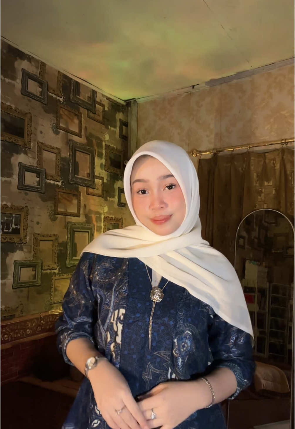 Batiknya manis banget dipakai! 💙 Nyaman, sopan, tapi tetap kelihatan stylish~ #OOTDHijab #BatikLook #HijabStyle #FashionInspo #urinspooid 