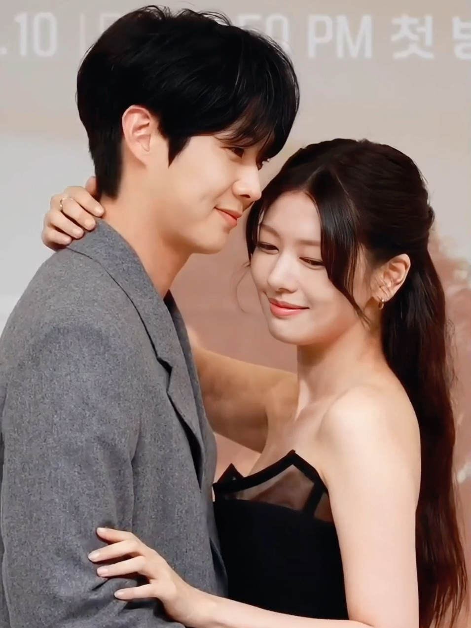 Choi Wooshik and Jung Somin at the press conference for 'Would You Marry Me' #jungsomin #정소민 #choiwooshik #최우식 #wouldyoumarryme 