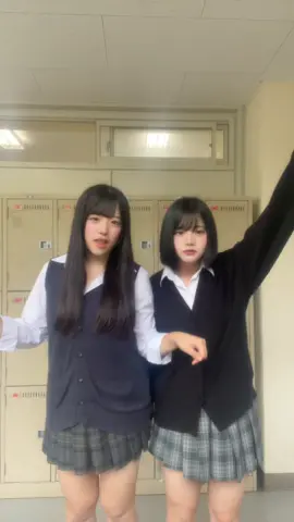 TikTokってどういう基準でバズってるのかよくわからない @胡桃 @かれん #jk #女子高生 #07 #制服 #