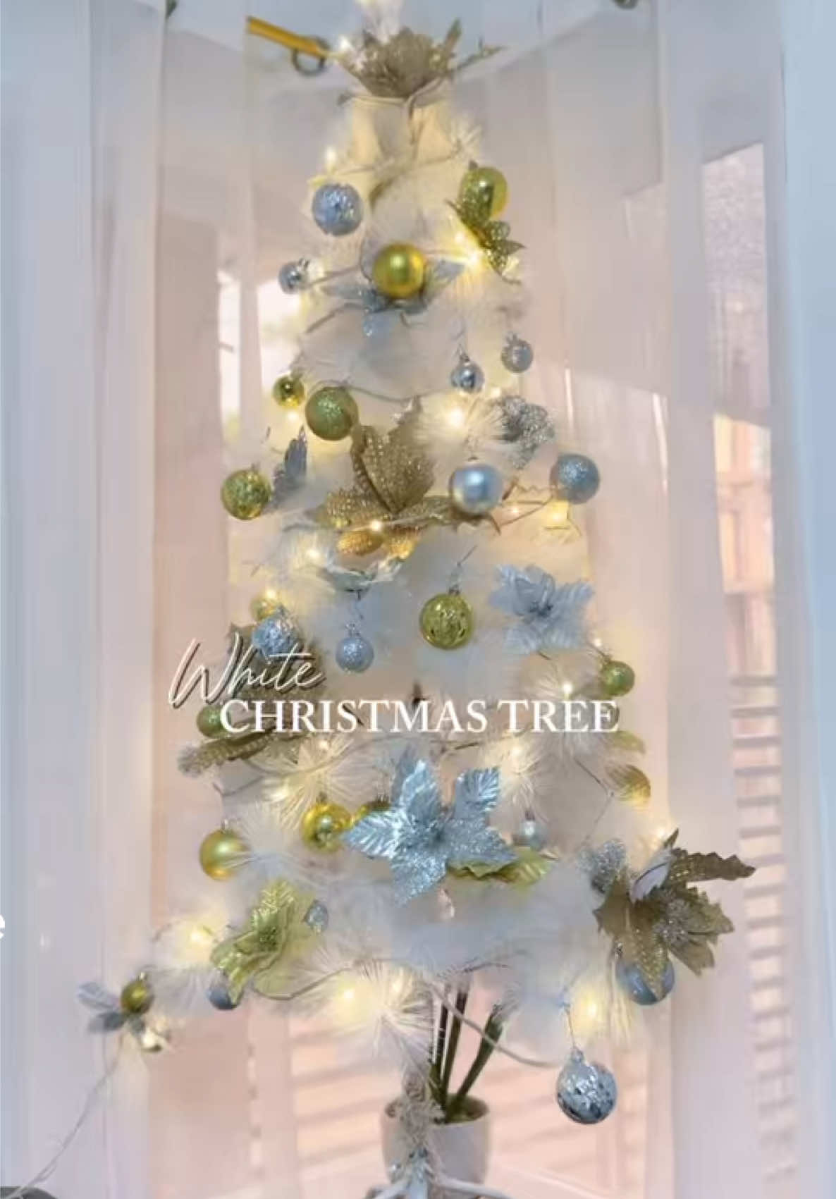 Because white never goes out of style — especially at Christmas ❄️🤍 #whitechristmas #christmastree #christmas #christmastiktok #fyp 