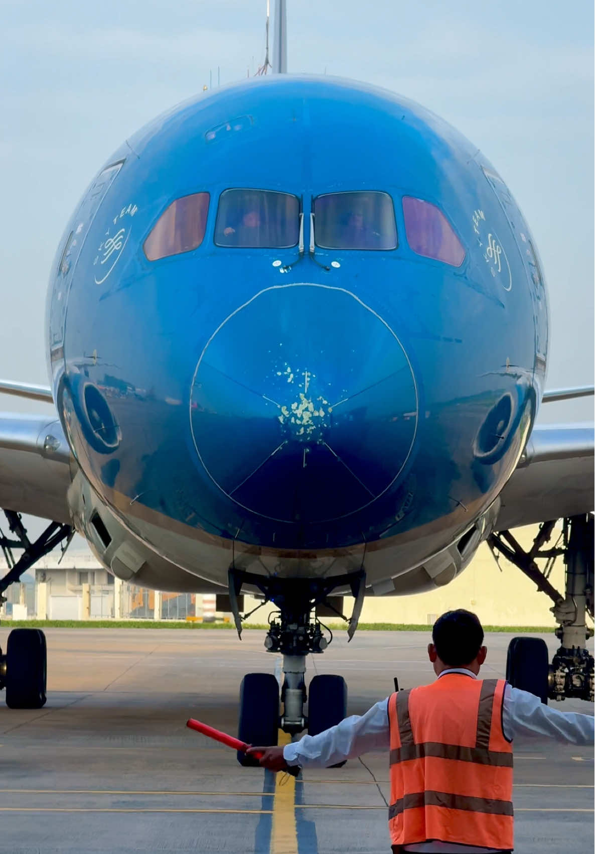 Boeing 787-9 Vietnam Airlines lăn vào bãi đỗ sau chuyến bay dài từ Frankfurt, Đức🛫(FRA-SGN) #boeing #b787 #dreamliner #vietnamairlines 