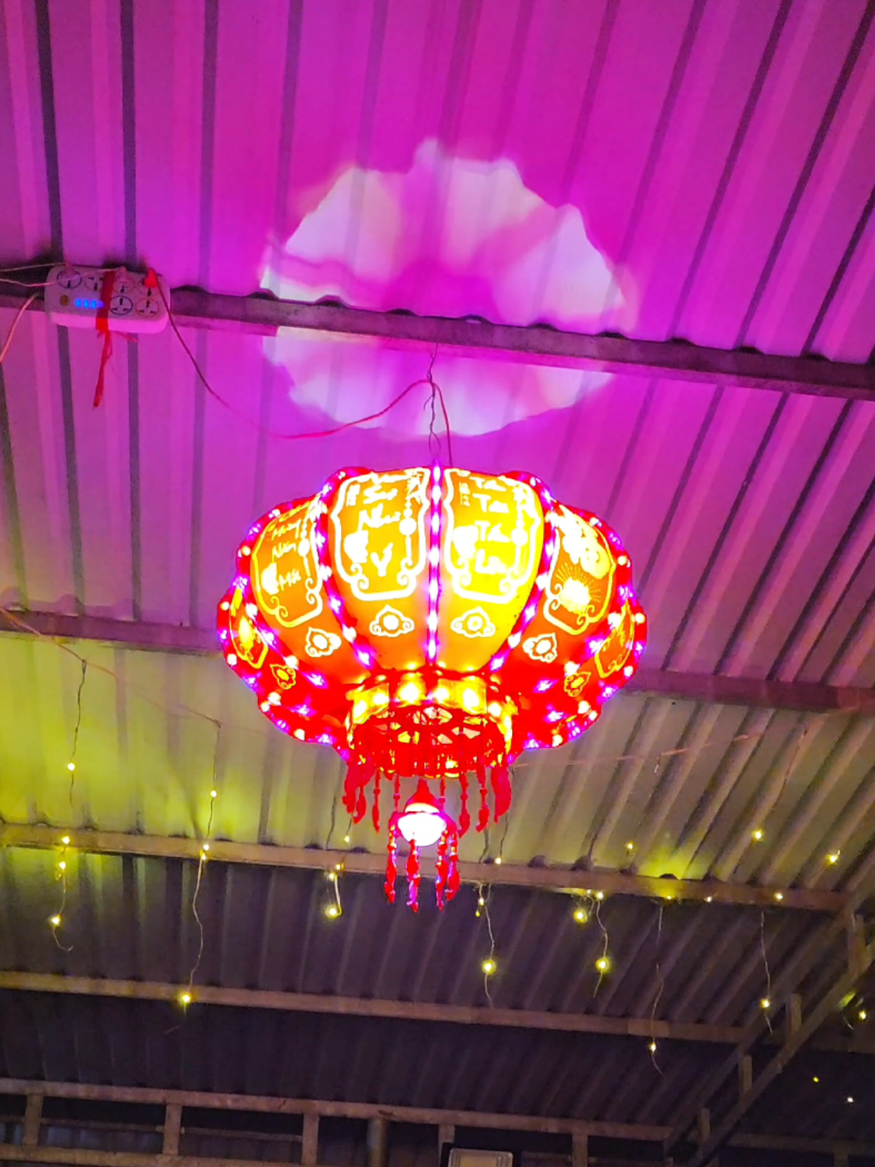 Đèn lồng xoay 360⁰ lấp lánh, trang trí nhà dịp lễ tết siêu đẹp. #denlong #denlongtet #tet2026 #dentrangtri #tuyentuoitrau 