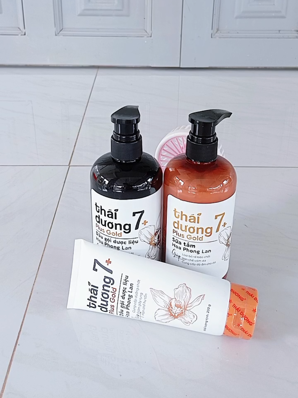 [Live - COMBO] Dầu gội Thái Dương 7 PLUS GOLD Hoa Phong Lan chai 500ml VÀ sữa tắm Thái Dương 7 Plus Gold (Chai 500ml, Hoa phong lan) TẶNG sữa tắm/dầu gội/Dầu xả 7 plus Gold (250ml/ 200ml Hoa Phong Lan) - Sao Thái Dương#fyp #xuhuong #quynhanh #duagoisuatamhoaphonglan 