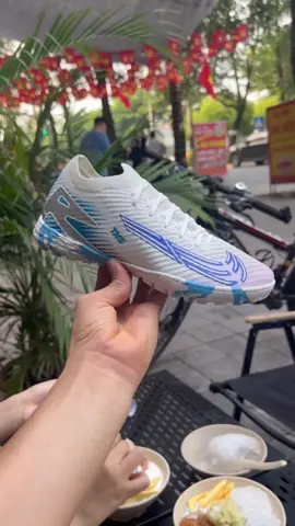 Vapor 16 elite đang được trợ giá sâu ngày 10/10 anh em ơi. Nay mà không mua thì đợi đến bao giờ ạ. Giá siêu ngọt, xin mời anh emm #MỡsportGiaybongdagiare #giaybongda #vapor16elite 