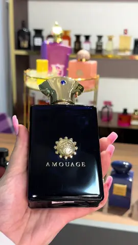 🌌 Amouage Interlude  🌿 Tərkibi 	•	Baş notlar: bergamot, oregano, bibər 	•	Orta notlar: opoponax (qatran), kəhrəba, labdanum, tüstü 	•	Baza notlar: agar ağacı (oud), dəri, sandal ağacı, paçuli 💫 Xüsusiyyətləri 	•	Qalıcı və çox güclü silajı olan bir ətirdir — bir neçə püskürtmə ilə gün boyu qalır. 	•	“Kaaotik, amma harmonik” kimi təsvir olunur, çünki ətirin açılışı çox kompleks və güclü olur. 	•	Daha çox axşam, soyuq hava, qış və xüsusi tədbirlər üçün uyğundur. 	•	Ətir çox kişisəl, zəngin, luks və dramlı bir auraya malikdir. #elegant #parfum #parfumviral 