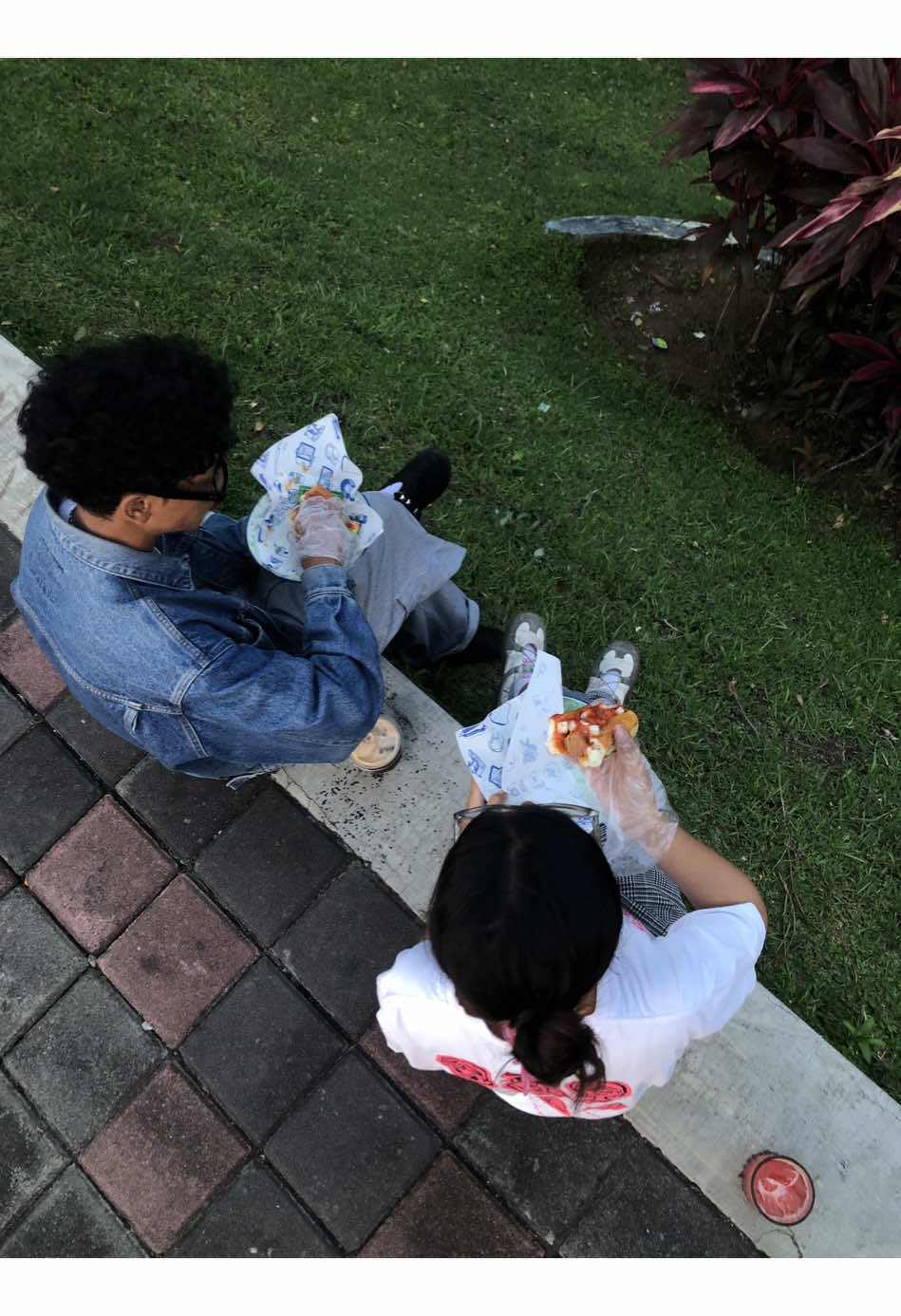 Suasana sore di atas lajur tengah , chicken burger di temani dengan estetika strawbery sangat cocok buat teman menghabiskan soremu ✨🍔 #lajurtengahcoffe #lajurtengah #secondshot #magelang 