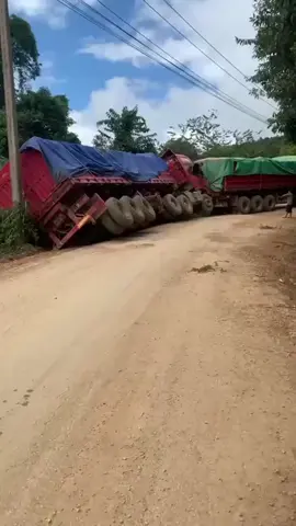 detik detik terjatuh mobil truk bawa Beras 