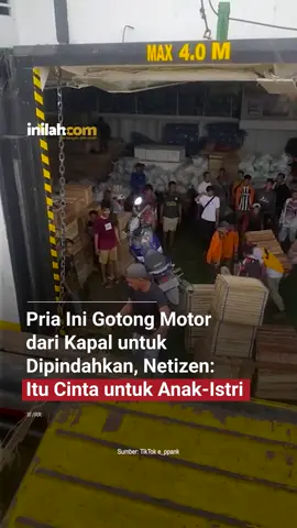 Sebuah video viral menyentuh hati para pengguna media sosial di TikTok. Dalam video tersebut terlihat seorang pria mengangkut motor dari kapal untuk dipindahkan ke daratan. “Semangat terus pejuang rupiah dan tetap sefty saat bekerja karna keluarga menunggu di rumah,” ujar pengunggah video tersebut. Tak main-main, pria tersebut tampak mengangkat motor ke bahunya dan menaiki anak tangga. “itu bukan kekuatan, Itu cinta untuk anak istrinya dirumah,” ujar netizen di kolom komentar. Netizen pun tersentuh melihat perjuangan pria tersebut. “yakin lah laki2 tidak takut apapun kecuali melihat keluarga nya kekurangan,” tambah netizen lain. “beban motor nya ga seberat beban hidup yg ditanggung seorang bapak 💪🏻” timpal lainnya. “seberat beratnya motor yang di pikul, lebih berat lagi tanggung jawab sebagai seorang lelaki,” ujar netizen. “lebih baik menahan beban beratnya motor dari pada menahan rasa sedih ketika anak hanya melihat temannya jajan,” tambah yang lain. - Selengkapnya kunjungi website dengan klik link di bio atau download aplikasi di AppStore dan Google Play Store. #InilahNews #VideoViral #PekerjaKapal #Motor #Inilahcom  