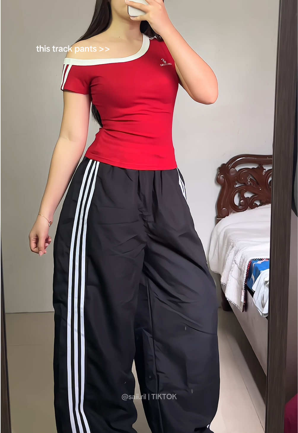 Replying to @gela  baggy track pants #pants #pantsrecommendation #sweatpants #baggypants #baggytrackpants 