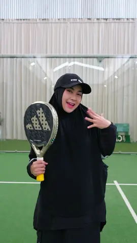 OOTD udah cakep, tinggal langsung serve & smash! 🎾 Kalian tim yang penting gaya dulu atau langsung gas olahraga nih? 👀 #collaboration #kolaborasi #community #padel #bajuolahragasyari   