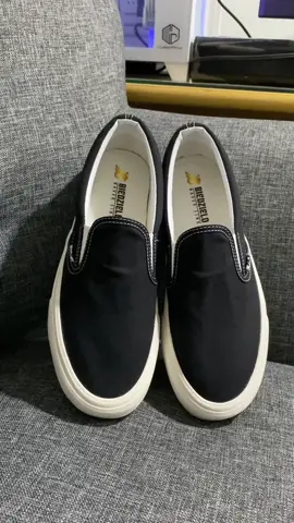 Buat kaum orang mageran cocok banget nih simple gak ribet sepatu slip on shewn dari biedziel footwear size dari 37-44 🔥 #slipon #brandlokal #sepatupria #lokalbrand #fyppppppppppppppppppppppp 