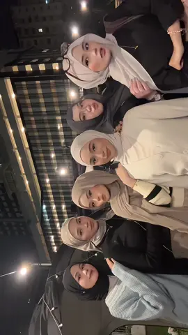 bersama gadis gadis cantik <3