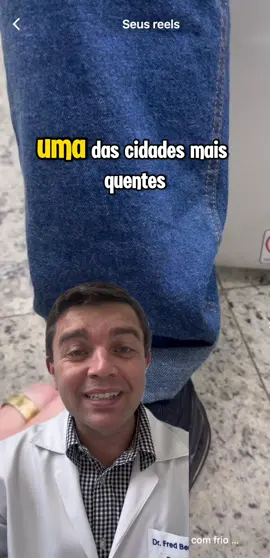 Há muitos anos, esse paciente sofria com vários sintomas de neuropatia periférica — sensação de formigamento, dormência, dor em queimação, fraqueza muscular, perda de sensibilidade… Mas um detalhe chamava muita atenção: ele sentia frio intenso nas pernas e chegou a usar duas calças jeans para tentar se aquecer 😮 — e olha que ele é de Ribeirão Preto, uma das cidades mais quentes do Brasil! ☀️ Durante o exame, notei: ✅ Espessamento e dor à palpação dos nervos periféricos ✅ Manchas e áreas com perda de sensibilidade ✅ Áreas sem pelos nas pernas ✅ Perda de sensibilidade nos pés 🧩 Alterações típicas da hanseníase! Os exames confirmaram: 🔹 Teste rápido para hanseníase: positivo 🔹 Ultrassom de nervos periféricos: achados compatíveis com neuropatia hansênica 🔹 Eletroneuromiografia: padrão de neuropatia periférica da hanseníase 📘 Eu preparei um BOOK completo sobre hanseníase, com tudo o que você precisa saber para reconhecer, diagnosticar e entender essa doença que ainda é muito negligenciada. 👉 Ao adquirir, você também prestigia o meu trabalho e ajuda a espalhar conhecimento médico de qualidade. 🎥 Se quiser aprender mais casos clínicos como esse, inscreva-se no meu canal do YouTube — lá tem muito conteúdo explicativo e didático sobre neurologia e doenças infecciosas! #NeuropatiaPeriférica #Hanseníase #CasoClínico #Medicina #Diagnóstico           Dr. Fred Bernardes Filho CREMESP 129727 Dermatologista (RQE 53117) Especialista em hanseníase (RQE 531171)