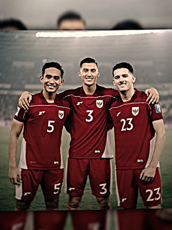 Kuat, kokoh, sulit ditembus dan tahan lama🧱. Lawan Iraq wajib starter nih trio clean sheet🔥🥶 #jayidzes #rizkyridhoramadhani #justinhubner #timnasindonesia #limonfootball 