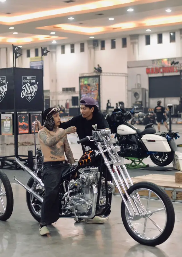 Perjalanan dari bali-jogja pp dengan lagas menunggangi mobil bersama teman2 suatu kebanggan dari diri sendiri bisa mencapai titik terakhir menjadi anak kalcer 🤣🤣 SAMPAI JUMPA DI KUSTOMFEST 2026 dengan konsep kami yang baru 🍻⛓️⛓️ . #mendadakmotorcycles #kustomkulture #kustomfest2025 #jogja #xs650chopper 