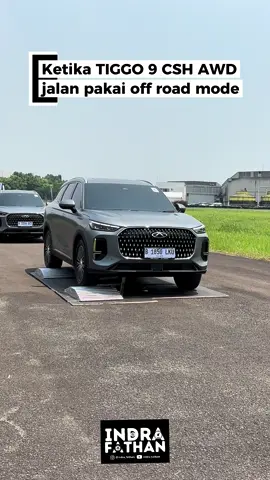 Kalau ditanya momen yang paling seru selama media test drive @cherymotorindonesia Tiggo 9 CSH AWD, jawabannya ya pas lewatin jalanan nggak rata kayak gini! Dalam area ini terdapat tiga simulasi jalan yang mesti dilewati dengan Tiggo 9 CSH AWD, yaitu three wheels roller, alternate climb, dan angular climb... Walau medannya nggak mudah, tapi berkat teknologi AWD dan salah satu mode berkendara yaitu off-road mode, saya jadi lebih percaya diri membawa mobil ini dengan aman dan nyaman! #OneStepAhead #TIGGO9CSHAWD #TIGGO9CSH 