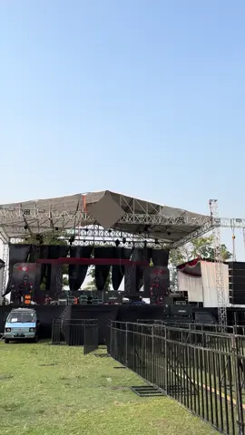 Panggung acara CB BEKICOT NGANJUK berdiri gagah sesuai harapan 😍😍🔥🔥 Sampai jumpa di lokasi acara bolo ,,, jangan lupa mampir dan beli merchandise original acara di lapak BAKOEL KAOS JOGJA 👋👋🔥🔥 #fyp #cbindonesia #cbbekicotnganjuk #cbnganjuk #infoacaratouring 