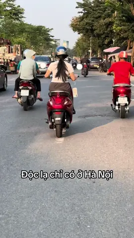 Tui thì để con phôn ở hốc xe, bả thì treo lủng lẳng dzay luôn #hanoi 